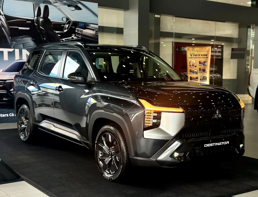 Mitsubishi Destinator Premium màu xám