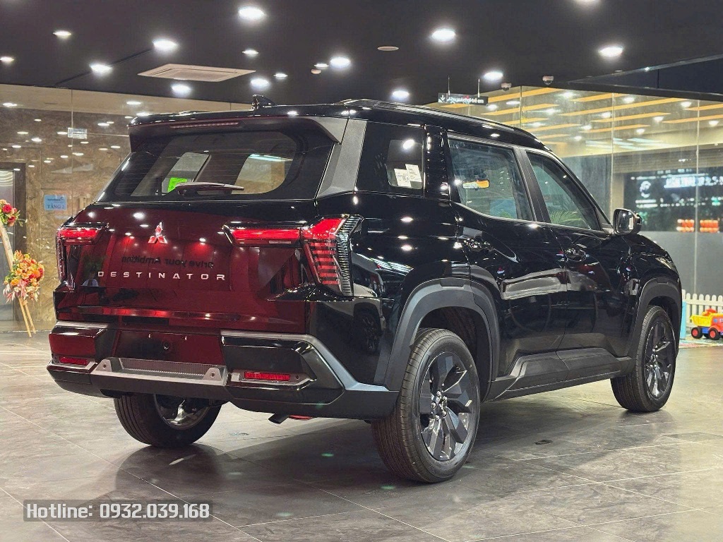Mitsubishi Destinator Premium màu đen