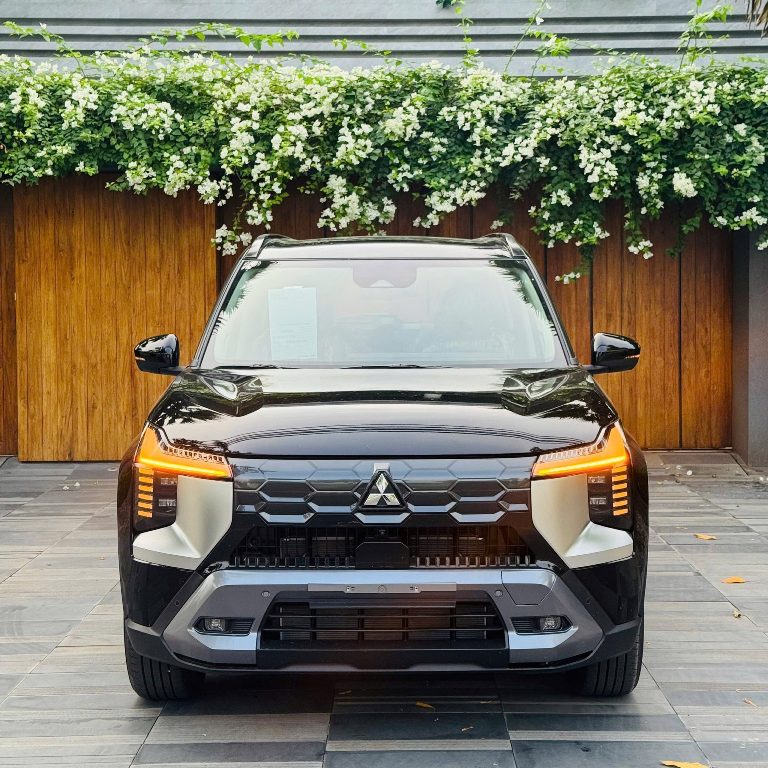 Mitsubishi Destinator Ultimate 2026 màu đen