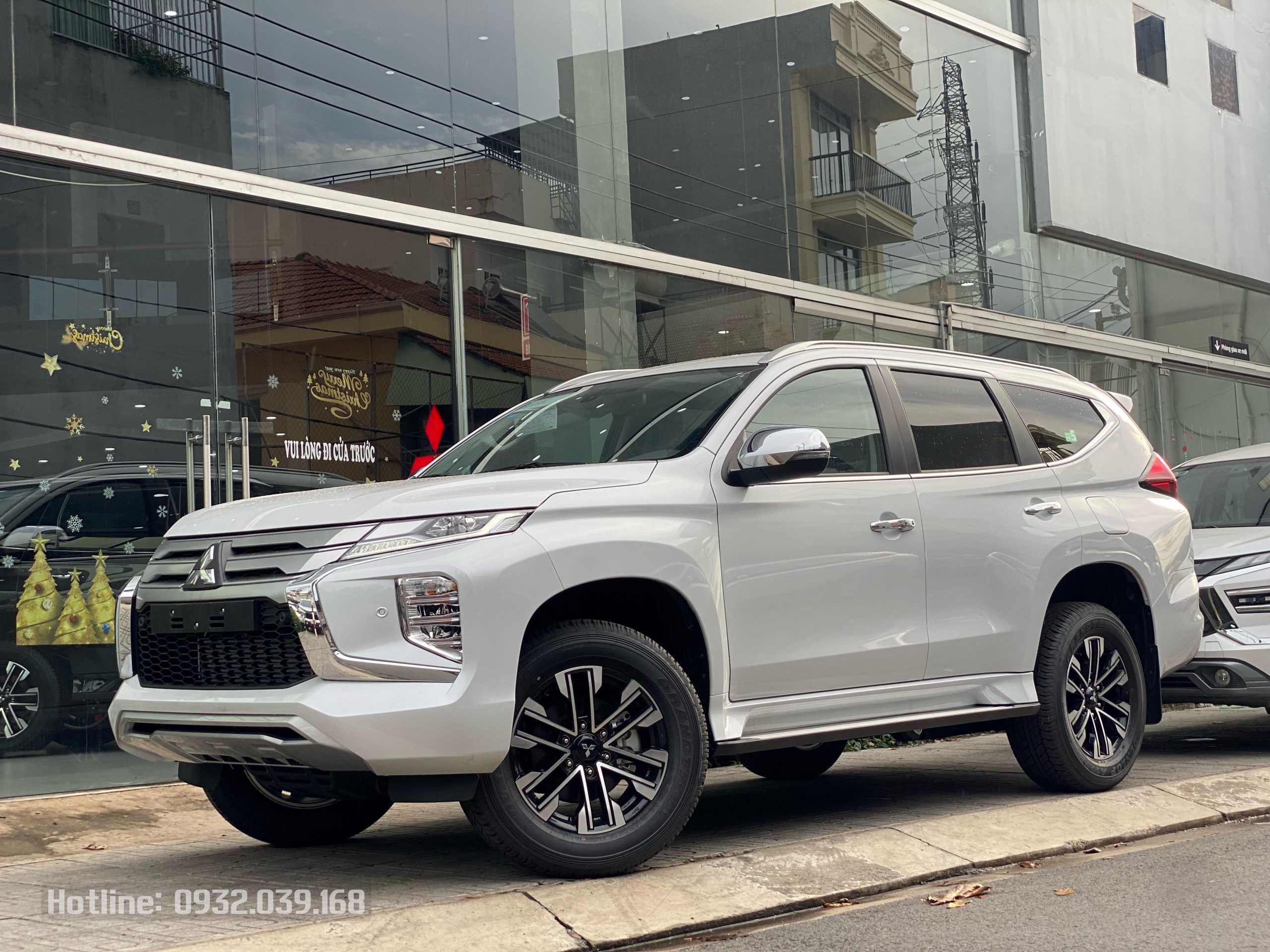 Mitsubishi Pajero Sport màu trắng – giá bán tháng 09/2024