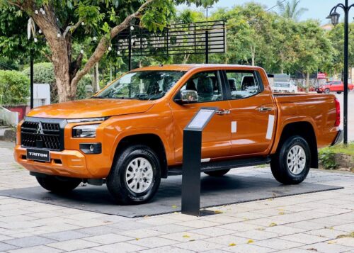 Mitsubishi Triton GLX bản tiêu chuẩn màu cam