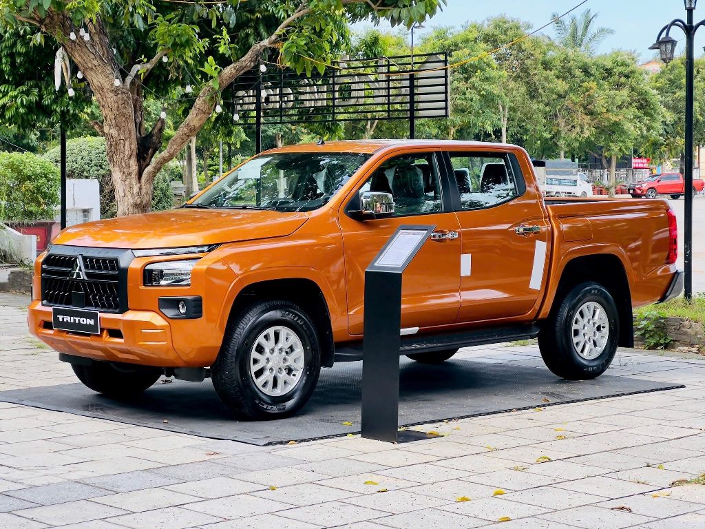 Hình ảnh Mitsubishi Triton GLX màu cam