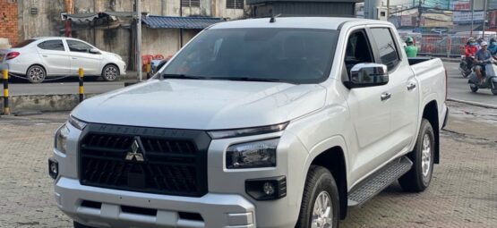 Mitsubishi Trion bản tiêu chuẩn GLX màu trắng