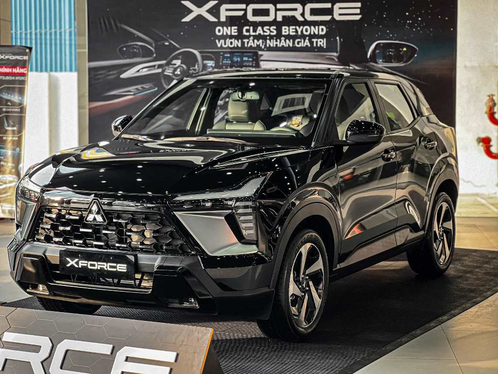 Mitsubishi Xforce phiên bản Ultimate màu đen kèm giá bán Tháng 10/2024