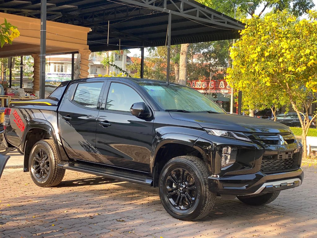 Giá xe Mitsubishi Triton Athlete màu đen kèm khuyến mãi Tháng 08/2024