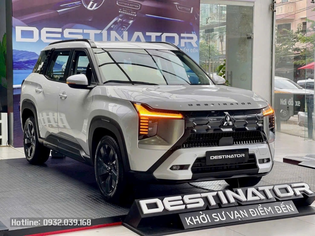 Mitsubishi Destinator Premium màu trắng
