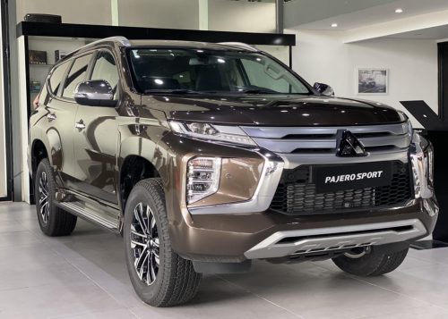 Hình ảnh Mitsubishi Pajero Sport màu nâu kèm giá lăn bánh