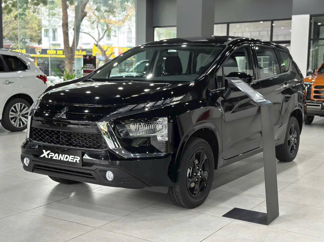 Mitsubishi Xpander AT Eco màu đen kèm giá khuyến mãi