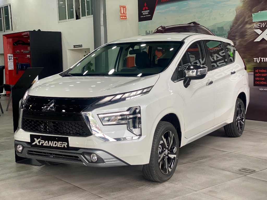 Mitsubishi Xpander Premium màu trắng ưu đãi hơn 100% thuế, xe sẵn giao