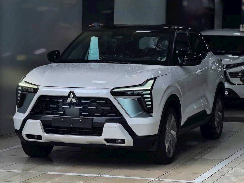 Mitsubishi Xforce Ultimate màu trắng nóc đen