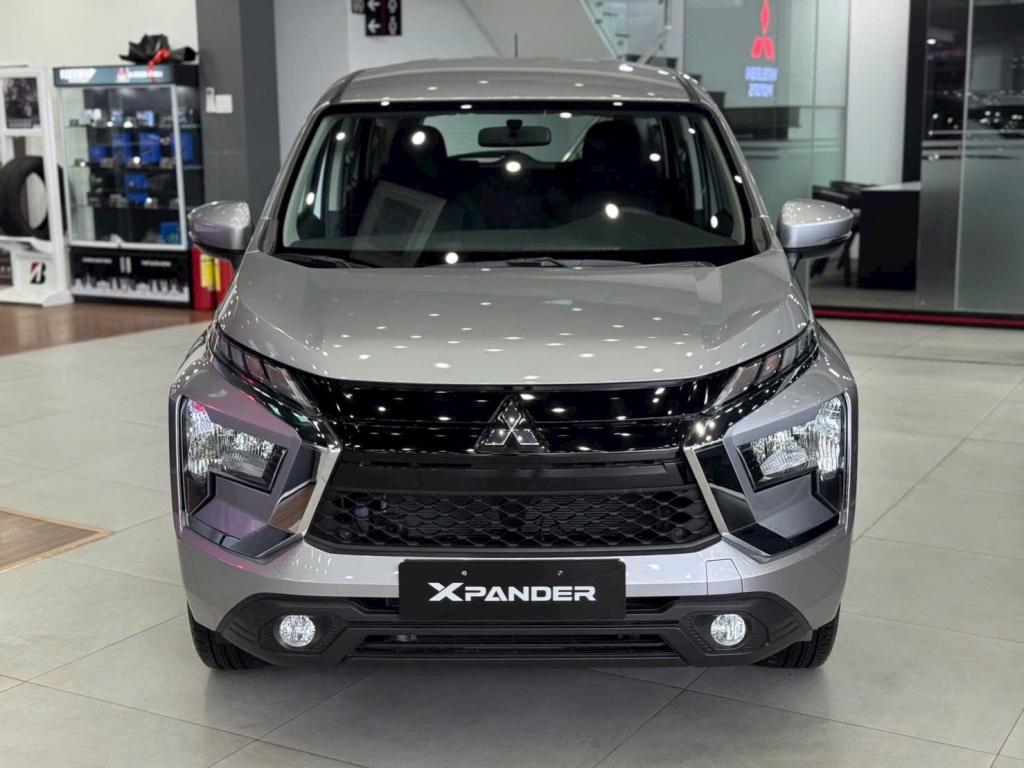 Mitsubishi Xpander AT Eco màu Bạc kèm giá lăn bánh Tháng 10/2025