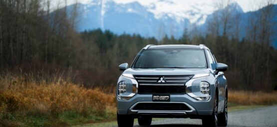Mitsubishi Outlander PHEV 2026 ra mắt giá từ 50.498 USD