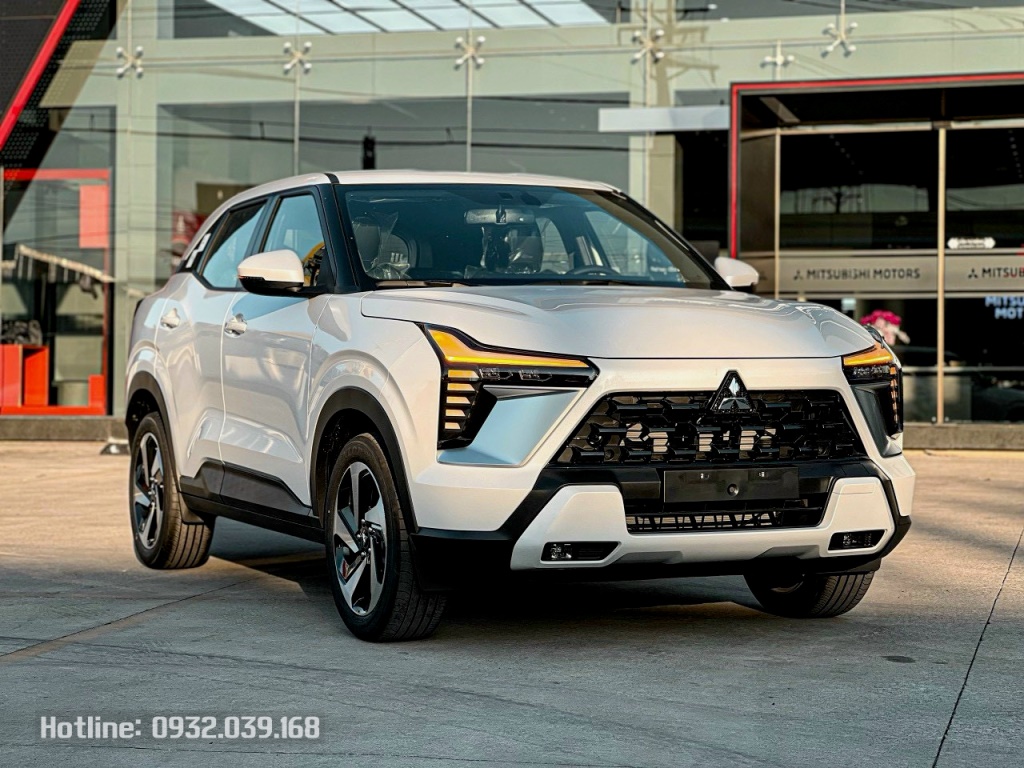 Mitsubishi Xforce Exceed màu trắng giá bán kèm ưu đãi Tháng 11/2024